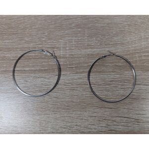 Silver Tone Hoop Earrings Classic Round Lightweight Pierced Hoops